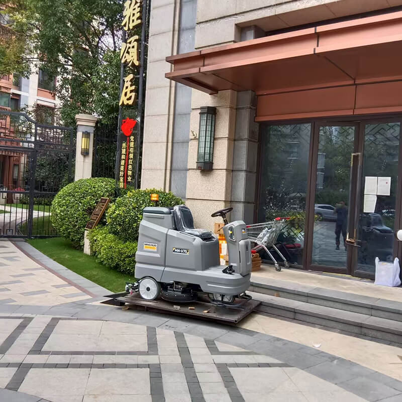 南京仁恒物业V75中型驾驶式洗地机